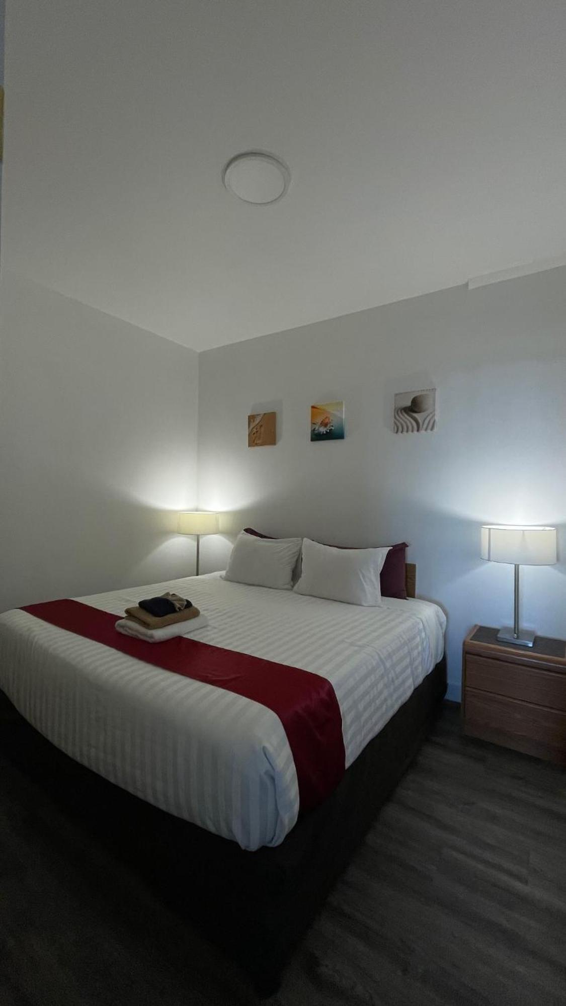 Sand Pebbles Inn Qualicum Beach Exterior foto